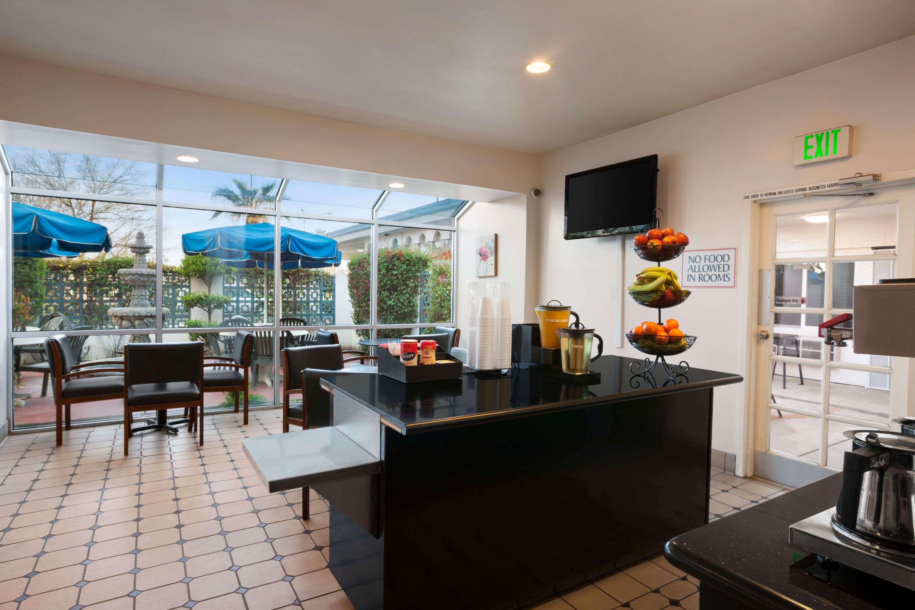 Travelodge By Wyndham Bakersfield Esterno foto