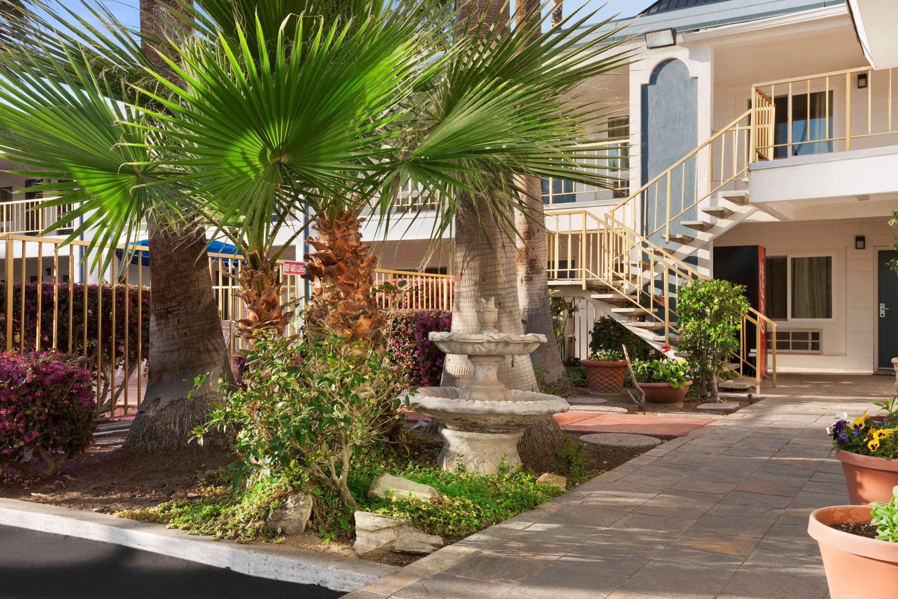 Travelodge By Wyndham Bakersfield Esterno foto
