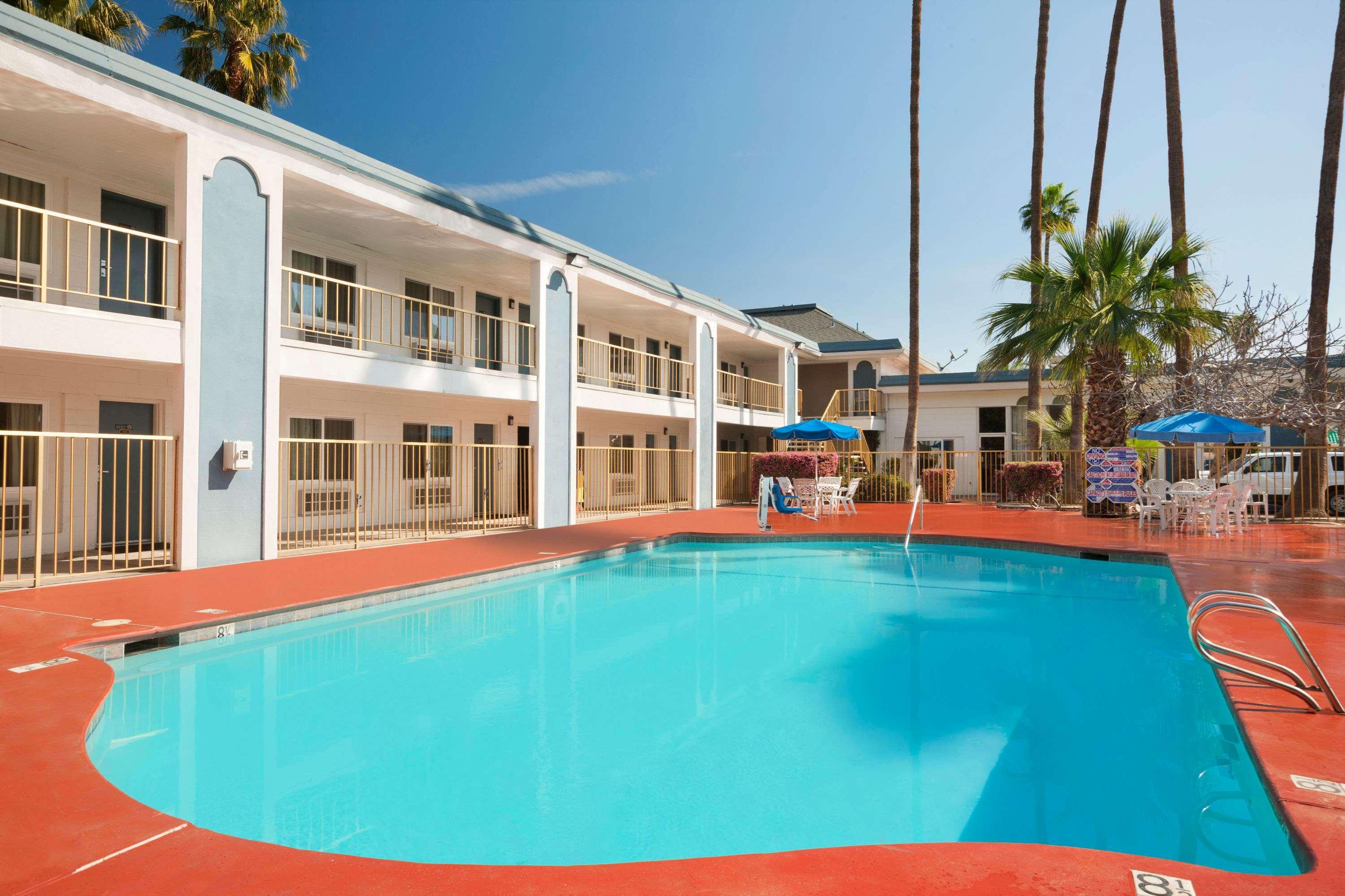 Travelodge By Wyndham Bakersfield Esterno foto